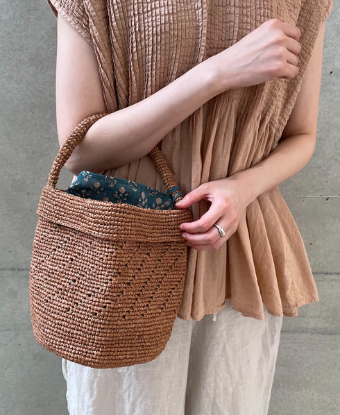 ANMDS2501 RAFFIA ONE HANDLE BARREL BAG