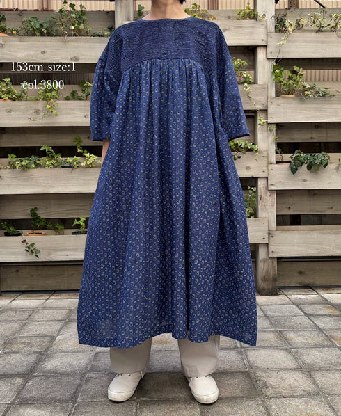 NMDS26253 80s VOILE SMALL GENTIANA BLOCK PRINT BACK OPENING PULLOVER DRESS WITH MINI PINTUCK