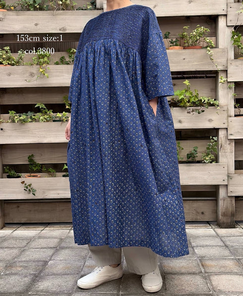 NMDS26253 80s VOILE SMALL GENTIANA BLOCK PRINT BACK OPENING PULLOVER DRESS WITH MINI PINTUCK