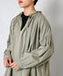 襟元や袖にたっぷりギャザーを施しています。