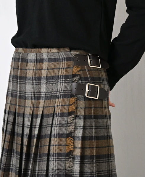 両サイドのベルトはサイズ調整はもちろん、着こなしのアクセントに。