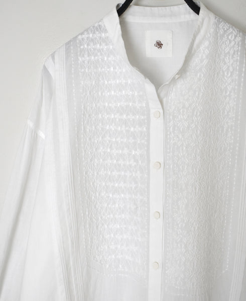 NMDS26521 60s ORGANIC CAMBRIC WITH EMB BANDED COLLAR PINTUCK & EMB SHIRT