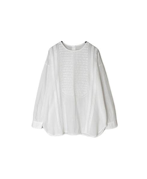 NMDS26522 60s ORGANIC CAMBRIC WITH EMB BACK OPENING CREW NECK PINTUCK & EMB SHIRT