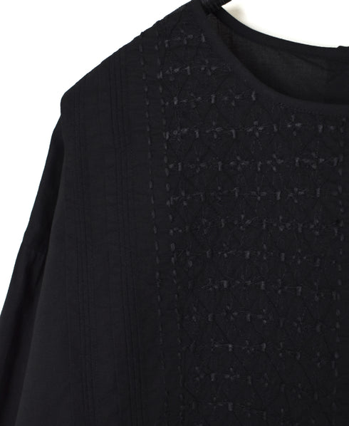 NMDS26522 60s ORGANIC CAMBRIC WITH EMB BACK OPENING CREW NECK PINTUCK & EMB SHIRT