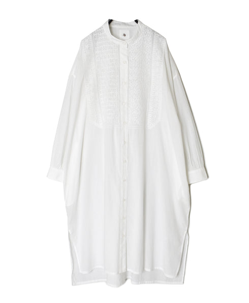 NMDS26524 60s ORGANIC CAMBRIC WITH EMB BANDED COLLAR MAXI SHIRT