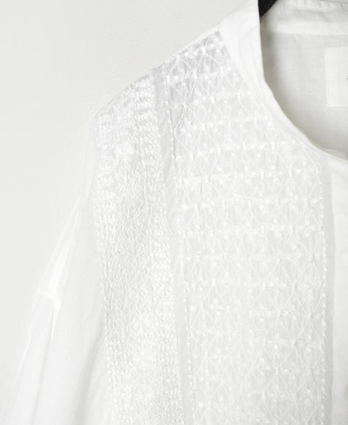 NMDS26524 60s ORGANIC CAMBRIC WITH EMB BANDED COLLAR MAXI SHIRT