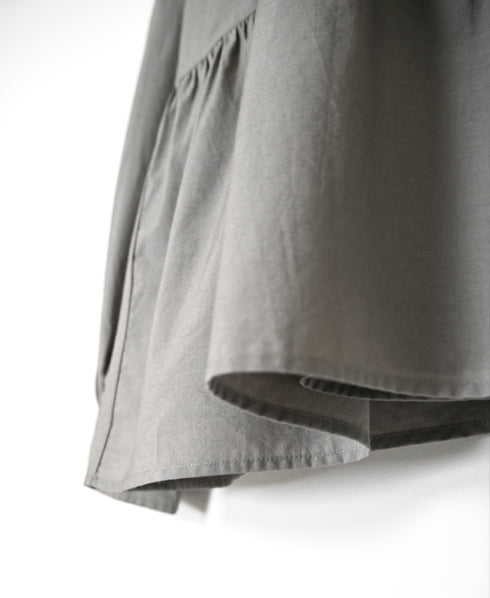 NMDS26532 60s ORGANIC POPLIN PLAIN CREW-NECK BUTTON GATHERED SHIRT