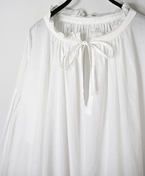 NSL26552 60s COTTON CAMBRIC PLAIN WITH LACE LACE & STRING COLLAR GATHERED SHIRT