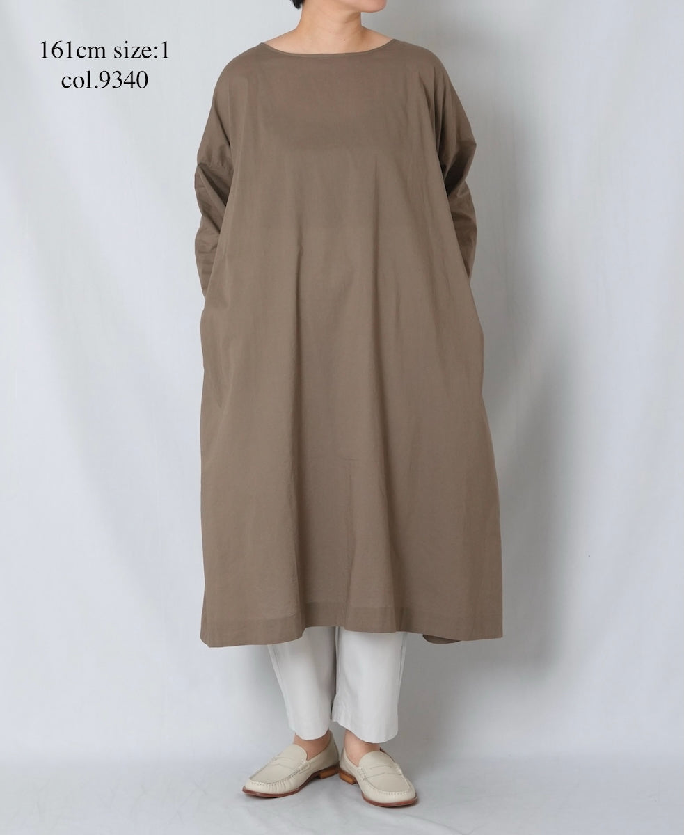 NSL26003 60s CAMBRIC PLAIN CREW-NECK BACK SIDE GATHERED DRESS WITH LINING