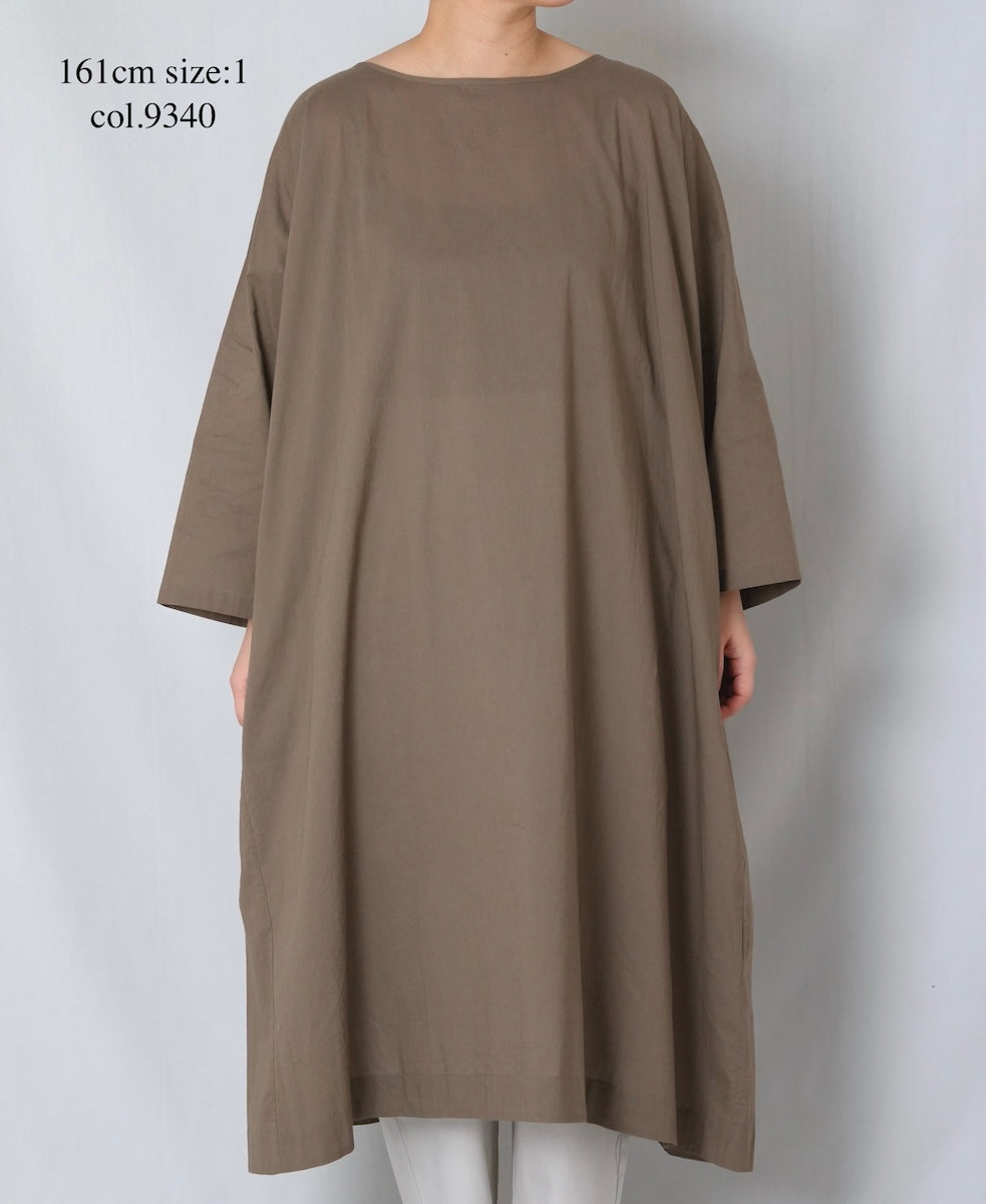 NSL26003 60s CAMBRIC PLAIN CREW-NECK BACK SIDE GATHERED DRESS WITH LINING