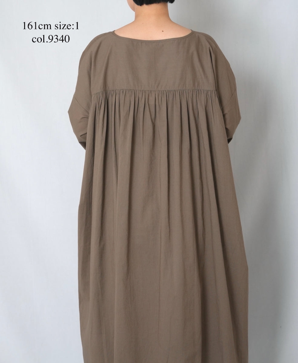 NSL26003 60s CAMBRIC PLAIN CREW-NECK BACK SIDE GATHERED DRESS WITH LINING