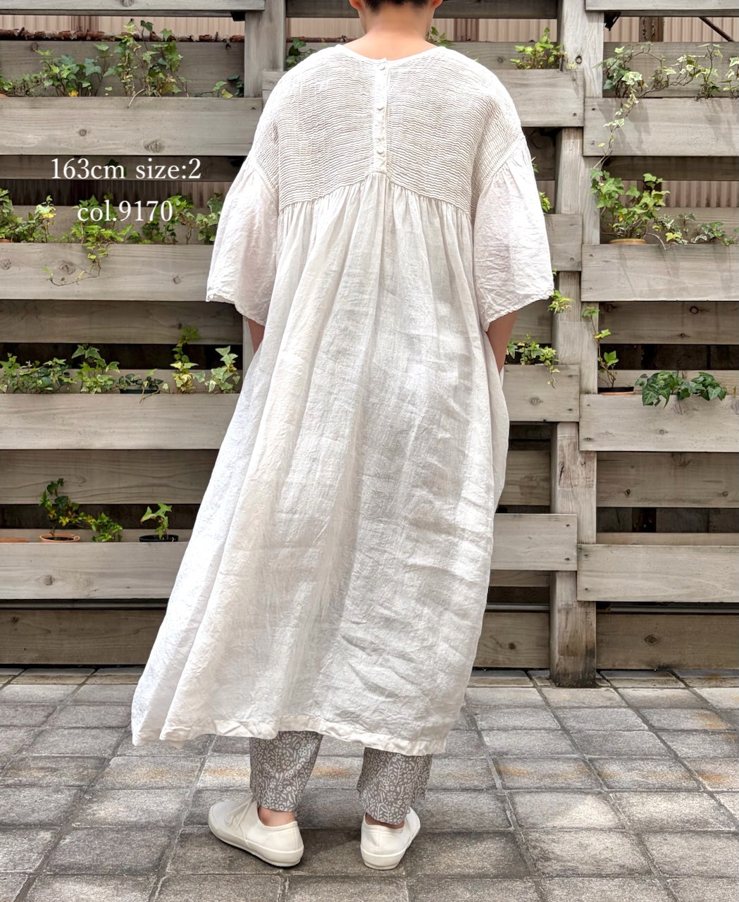 INMDS26004D 60s AUTOLOOM LINEN PLAIN OVERDYE BACK OPENING PULLOVER DRESS WITH MINI PINTUCK