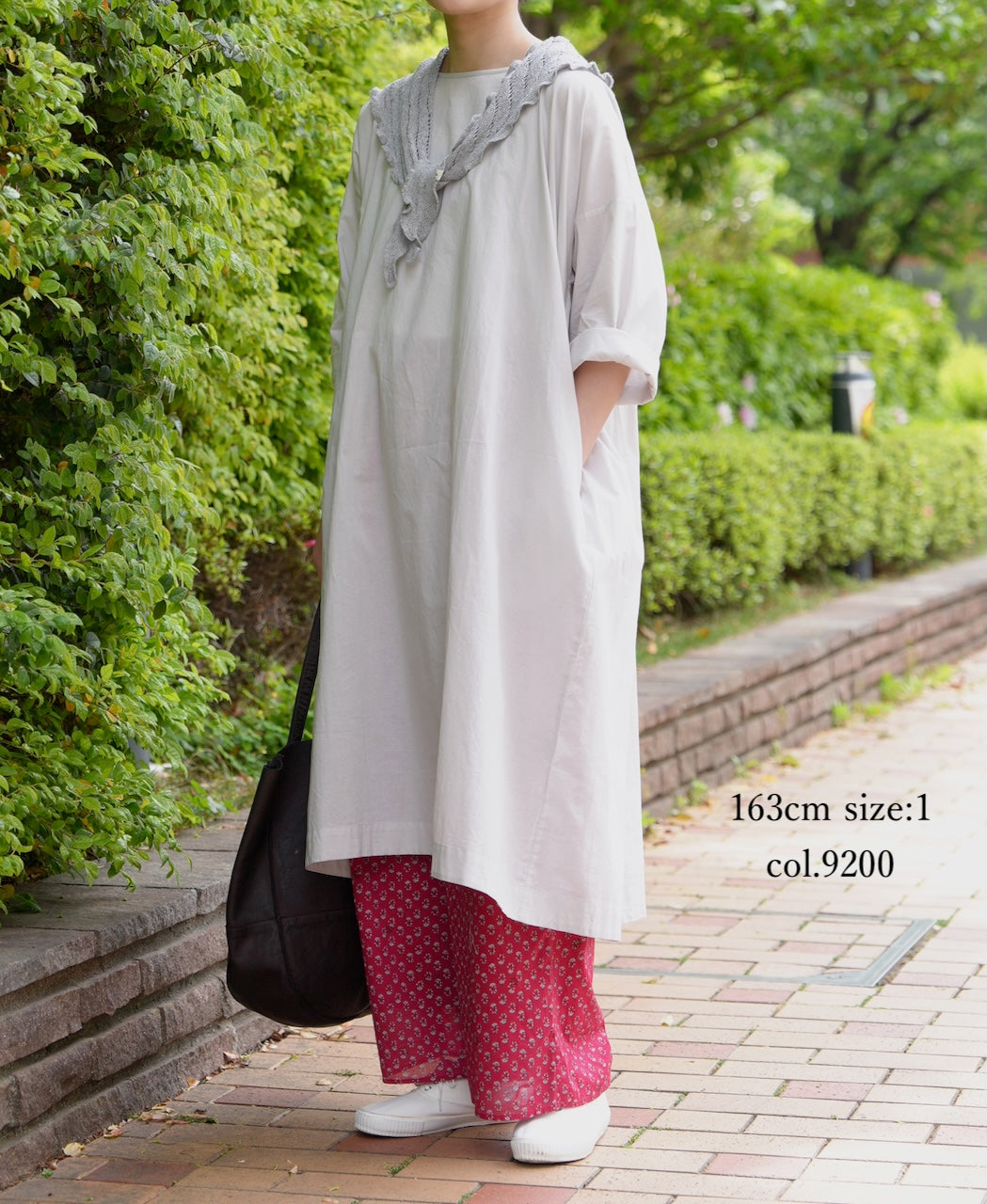 NSL26003 60s CAMBRIC PLAIN CREW-NECK BACK SIDE GATHERED DRESS WITH LINING