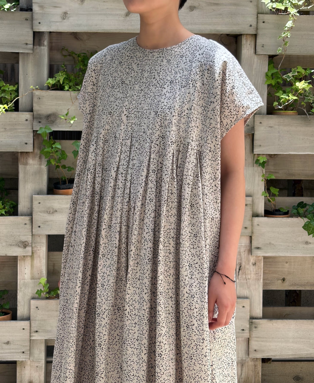 INMDS26122 POWER LOOM COTTON VOILE ARABESQUE HAND SCREEN PRINT INVERTED PLEAT FRENCH/SL DRESS