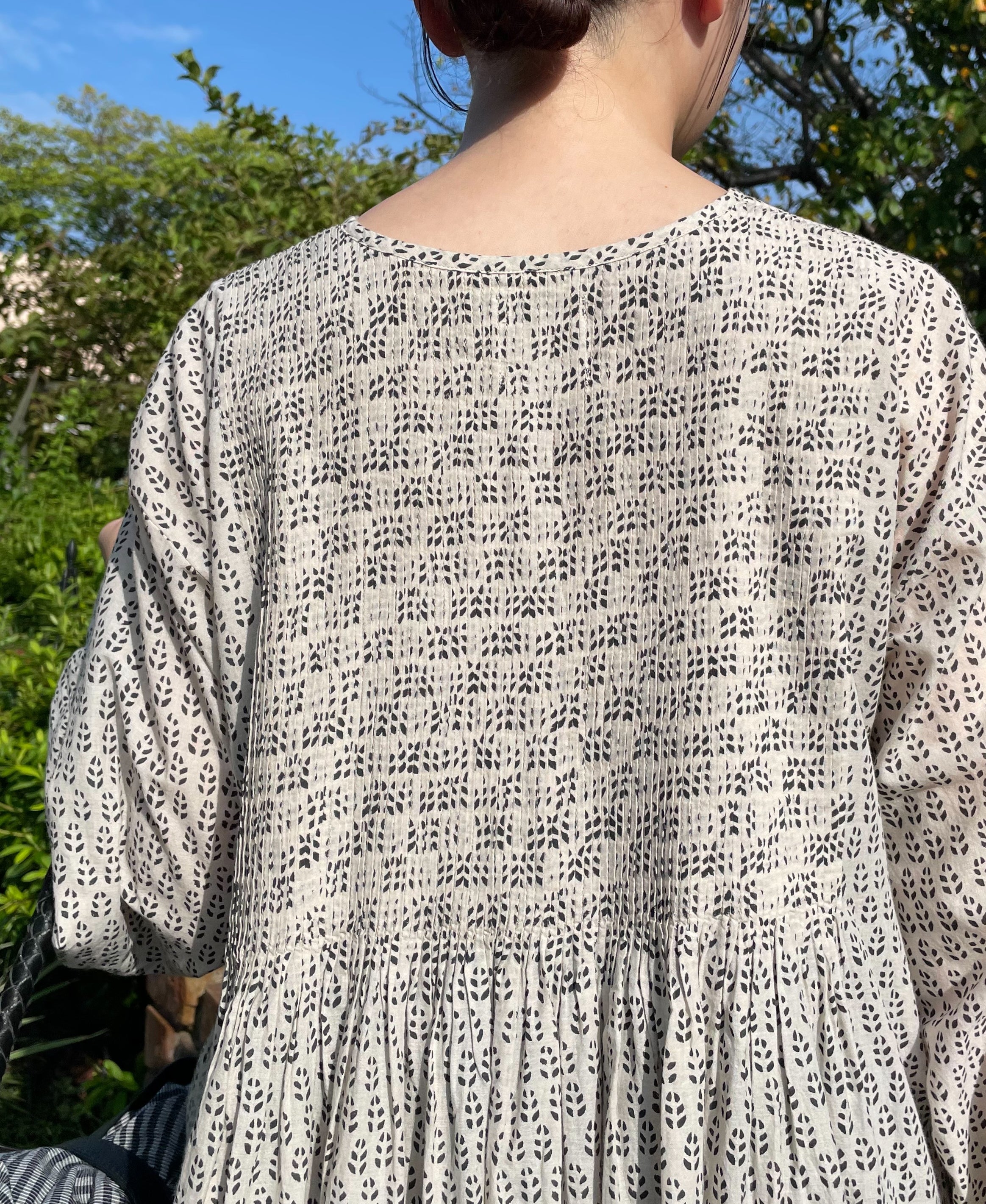 INMDS26723 80s VOILE LITTLE TREE BLOCK PRINT CREW-NECK DRESS WITH MINI PINTUCK
