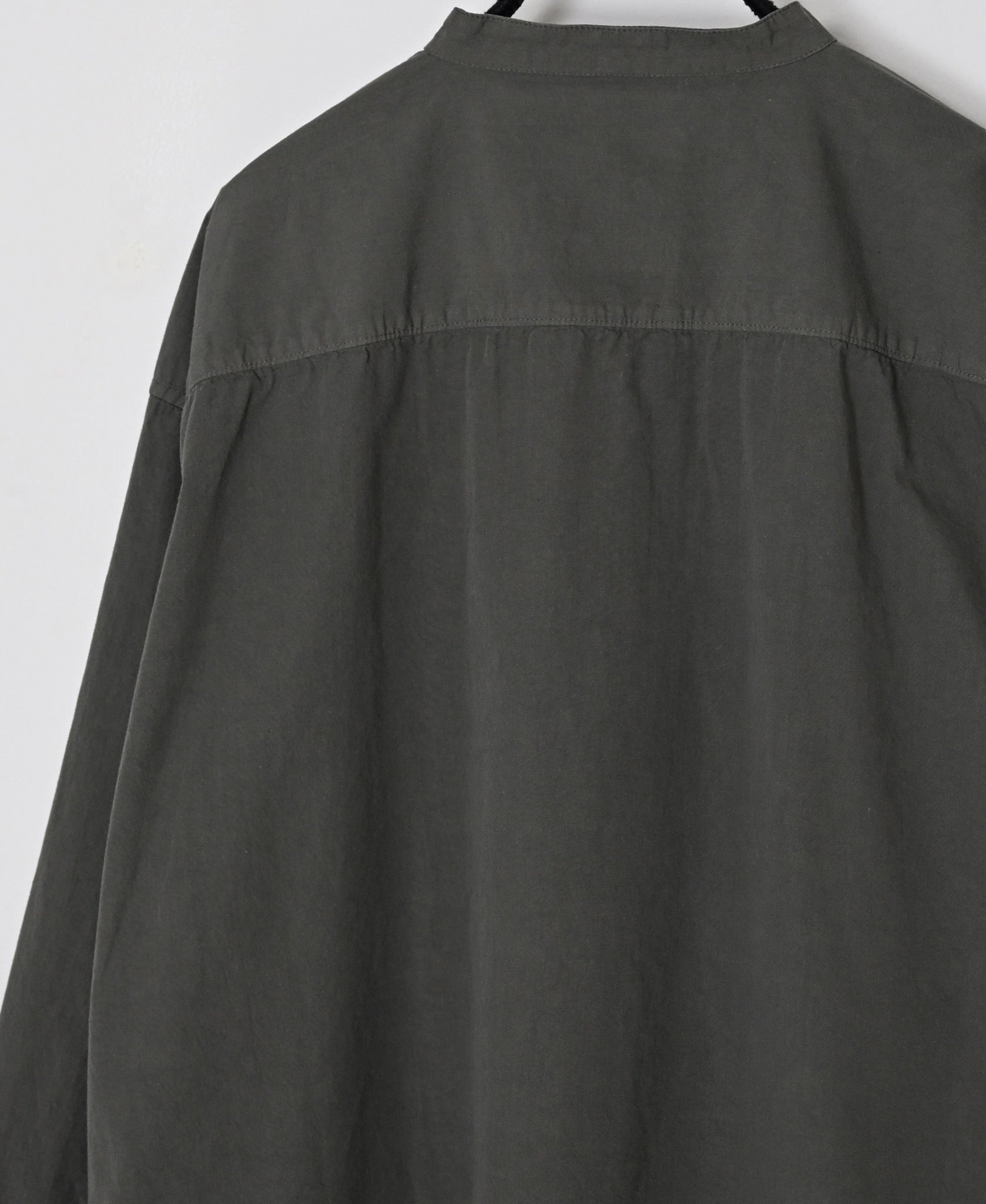 INAM2652PD 40s POPLIN OVERDYE UTILITY BANDED COLLAR LONG SHIRT