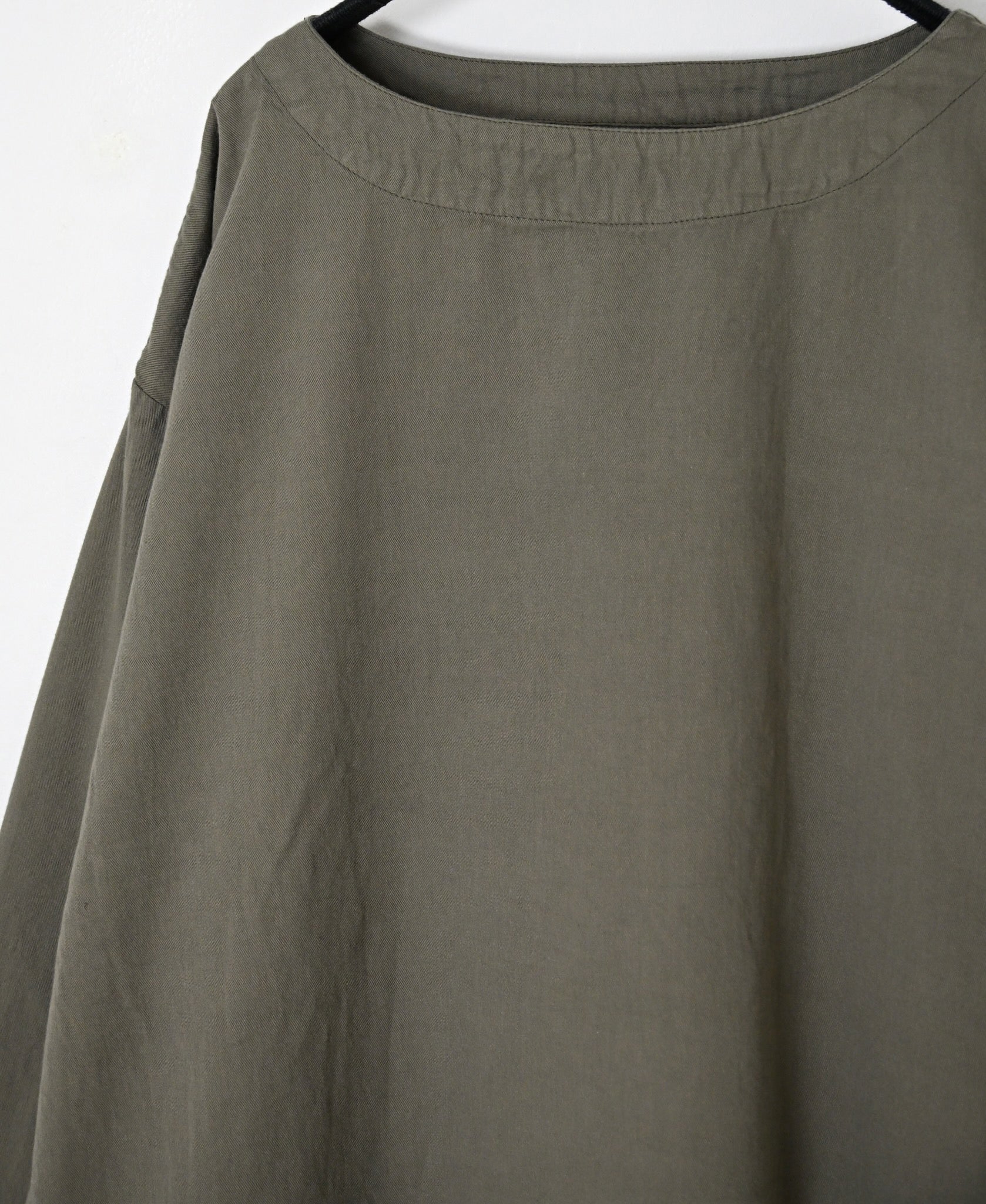 INAM2661TD 30s COTTON TWILL OVERDYE BOAT NECK SMOCK