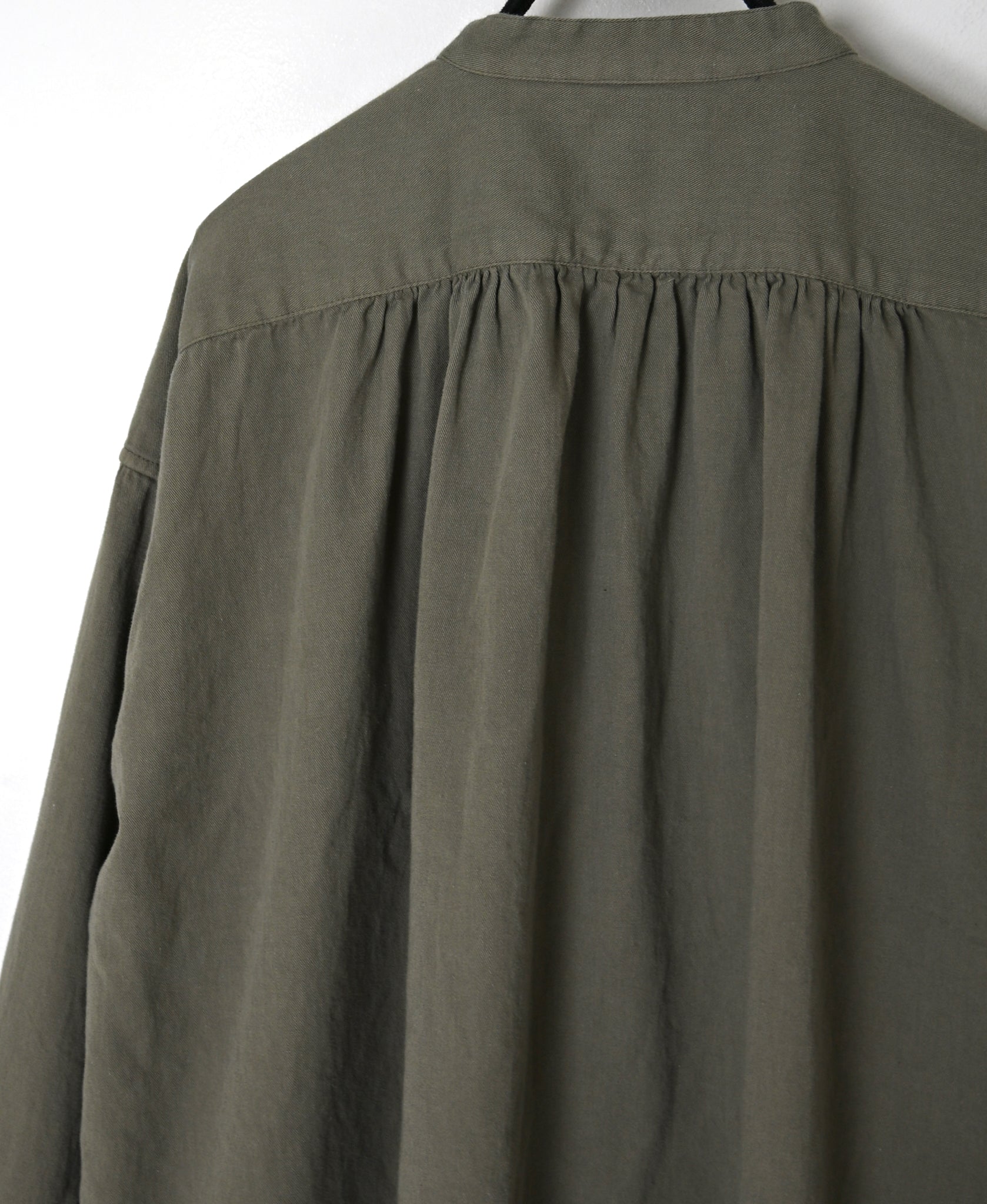 INAM2662TD 30s COTTON TWILL OVERDYE WORK GATHER BANDED SHIRT