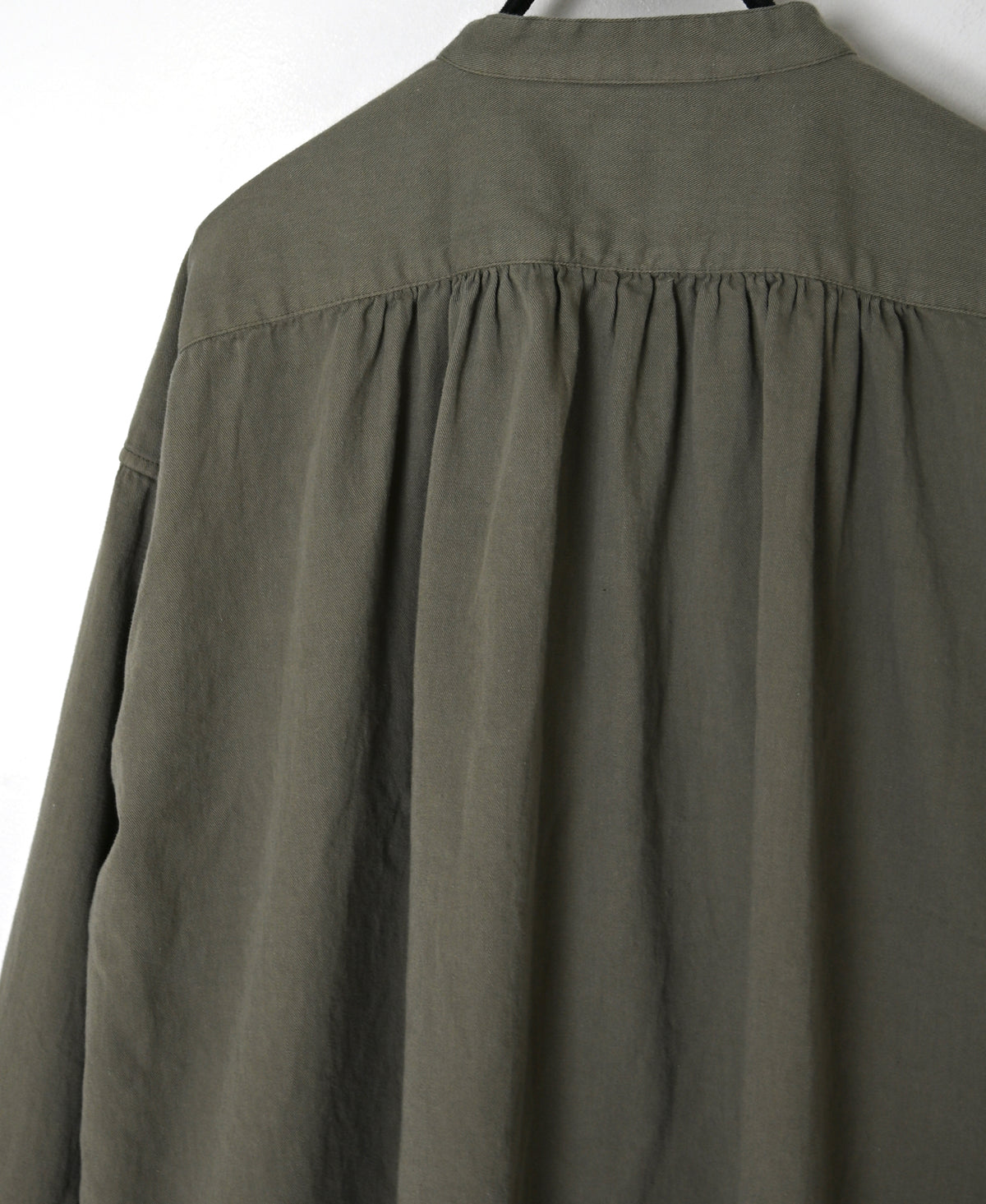 INAM2662TD 30s COTTON TWILL OVERDYE WORK GATHER BANDED SHIRT