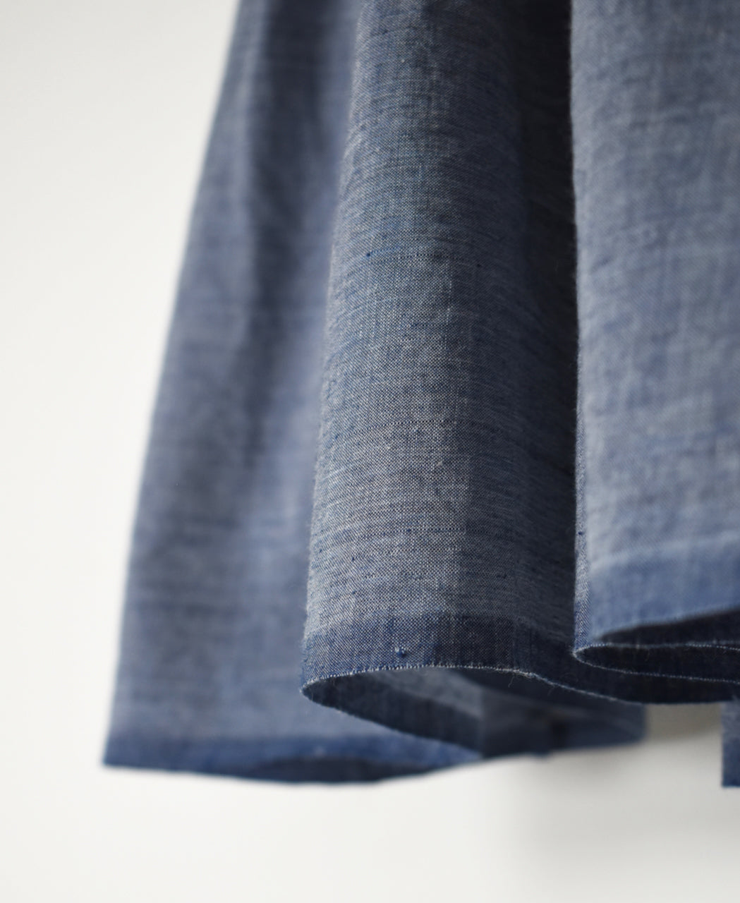 INMDS25065 HANDWOVEN YARN DYE NATURAL INDIGO CHAMBRAY FRILL CACHE COEUR