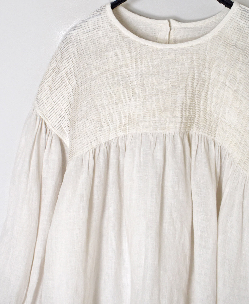 INMDS26003D 60s AUTOLOOM LINEN PLAIN OVERDYE BACK OPENING PULLOVER WITH MINI PINTUCK