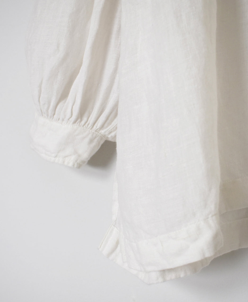 INMDS26003D 60s AUTOLOOM LINEN PLAIN OVERDYE BACK OPENING PULLOVER WITH MINI PINTUCK
