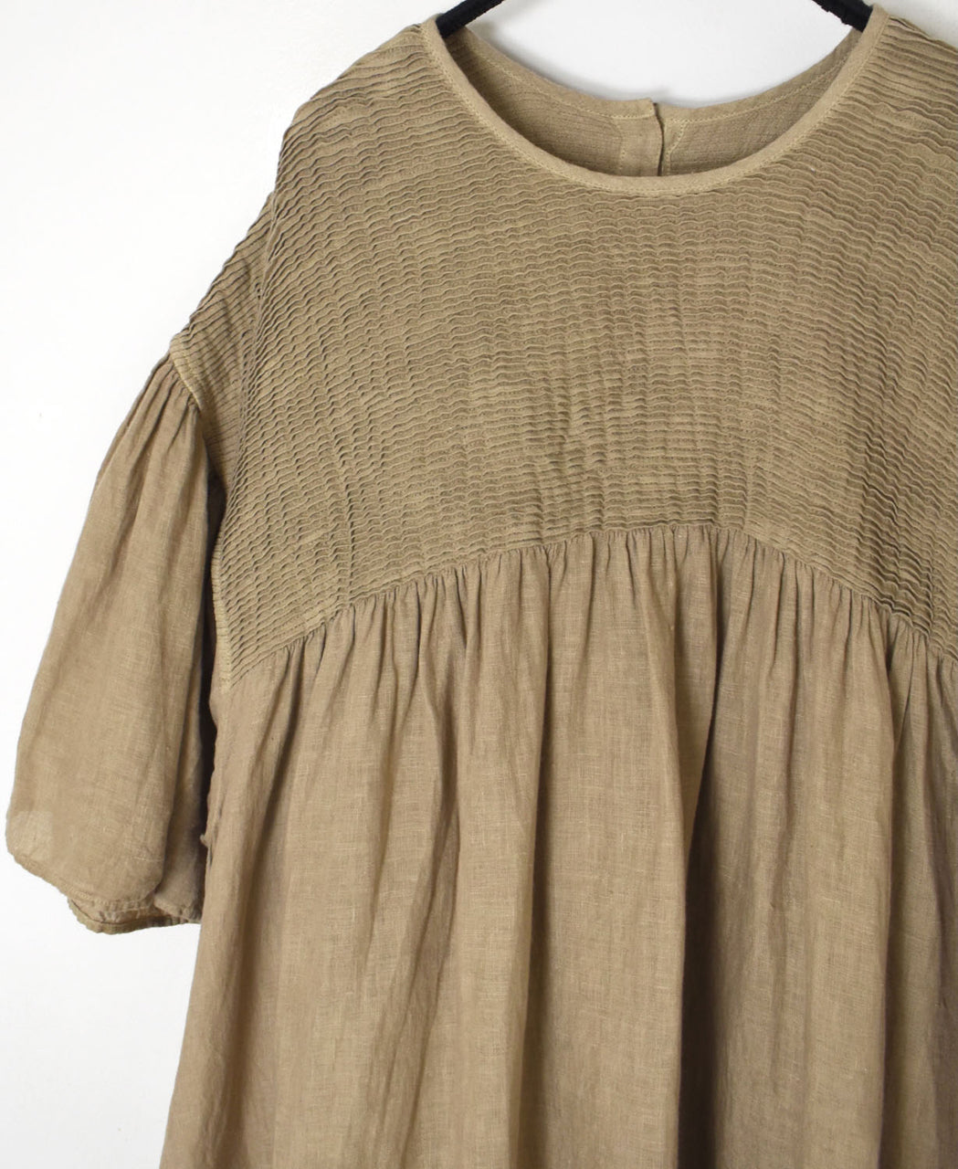 INMDS26004D 60s AUTOLOOM LINEN PLAIN OVERDYE BACK OPENING PULLOVER DRESS WITH MINI PINTUCK