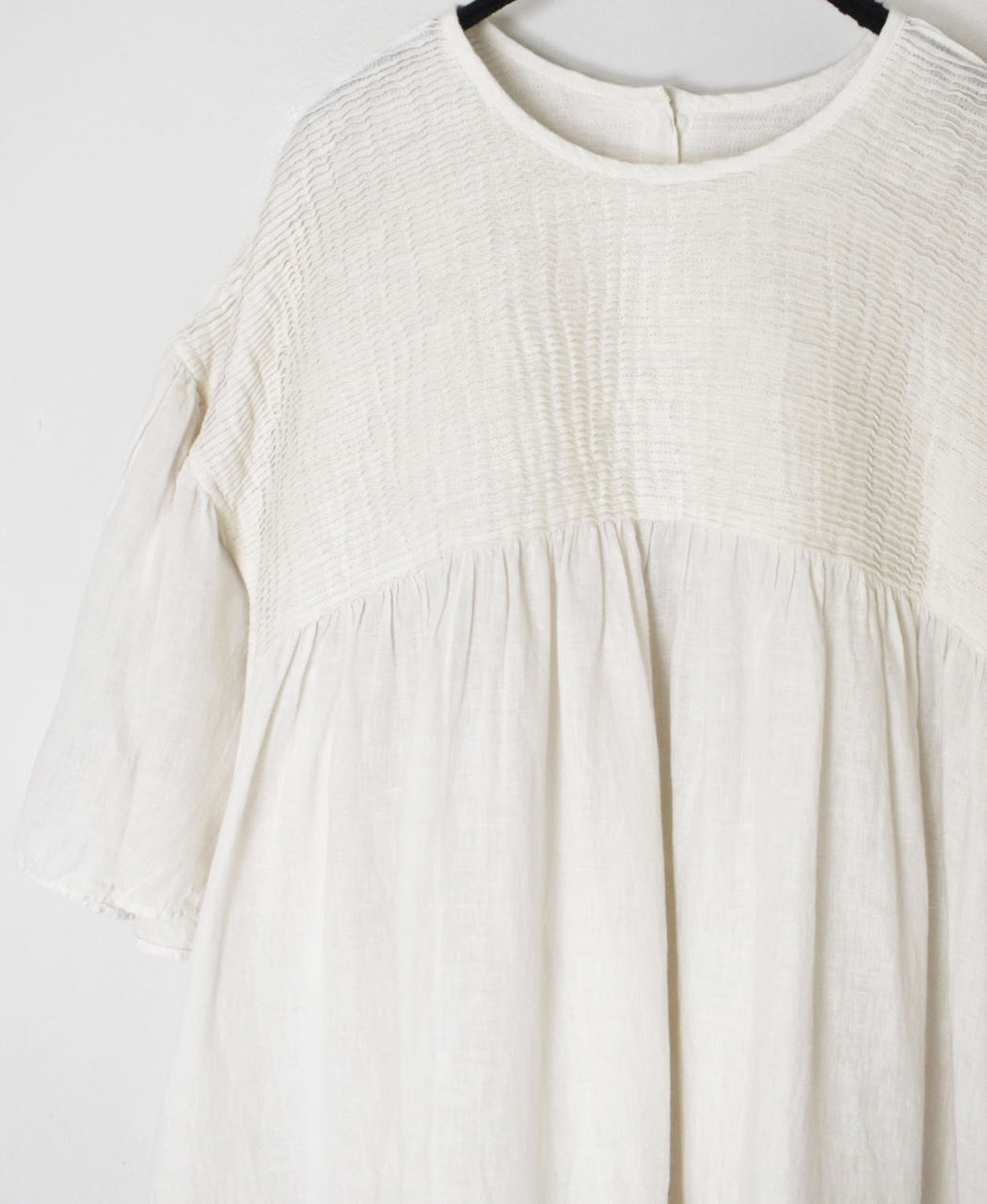 INMDS26004D 60s AUTOLOOM LINEN PLAIN OVERDYE BACK OPENING PULLOVER DRESS WITH MINI PINTUCK