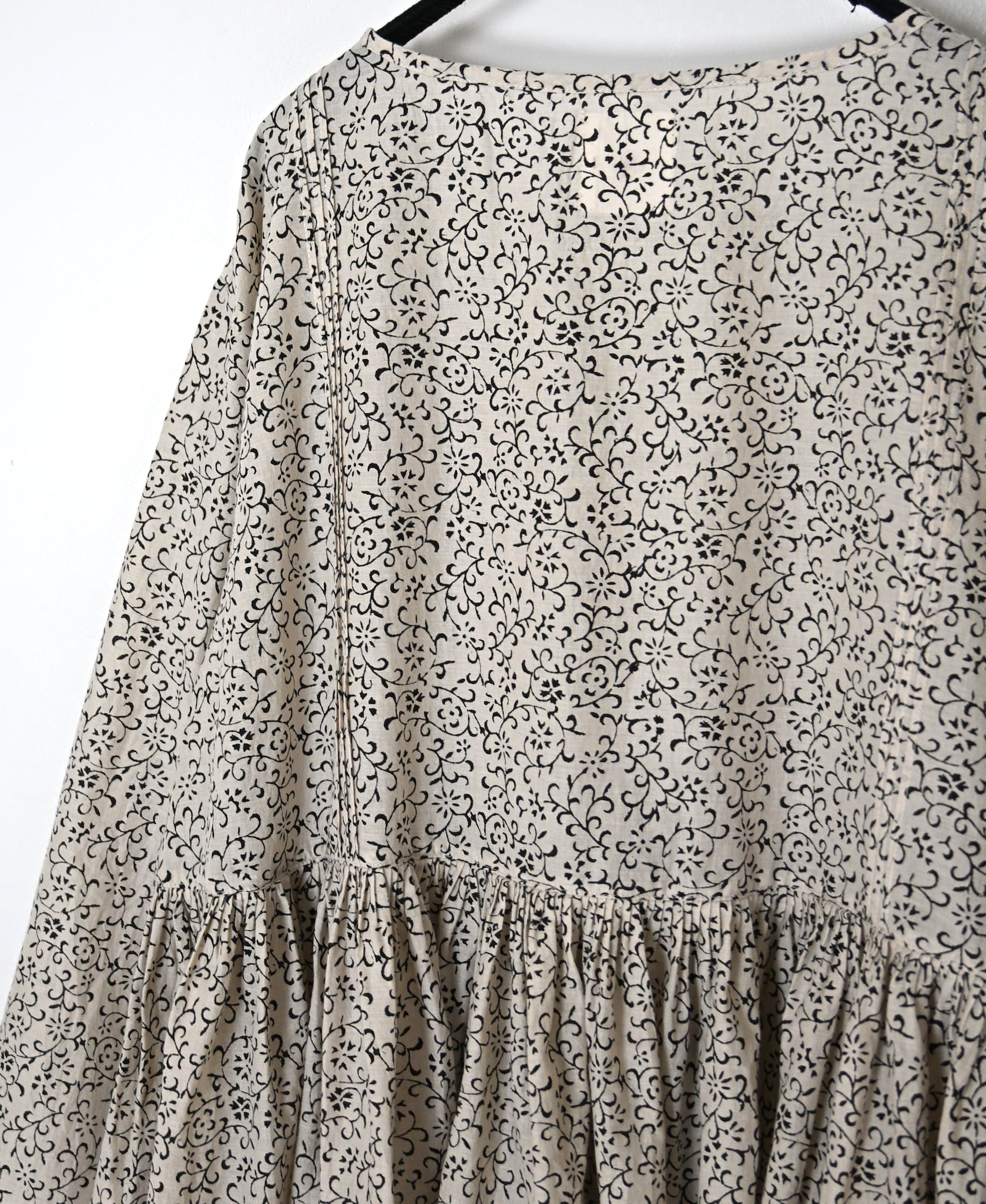 INMDS26121 POWER LOOM COTTON VOILE ARABESQUE HAND SCREEN PRINT RAJASTHAN TUCK GATHERED 3/4SL PULLOVER