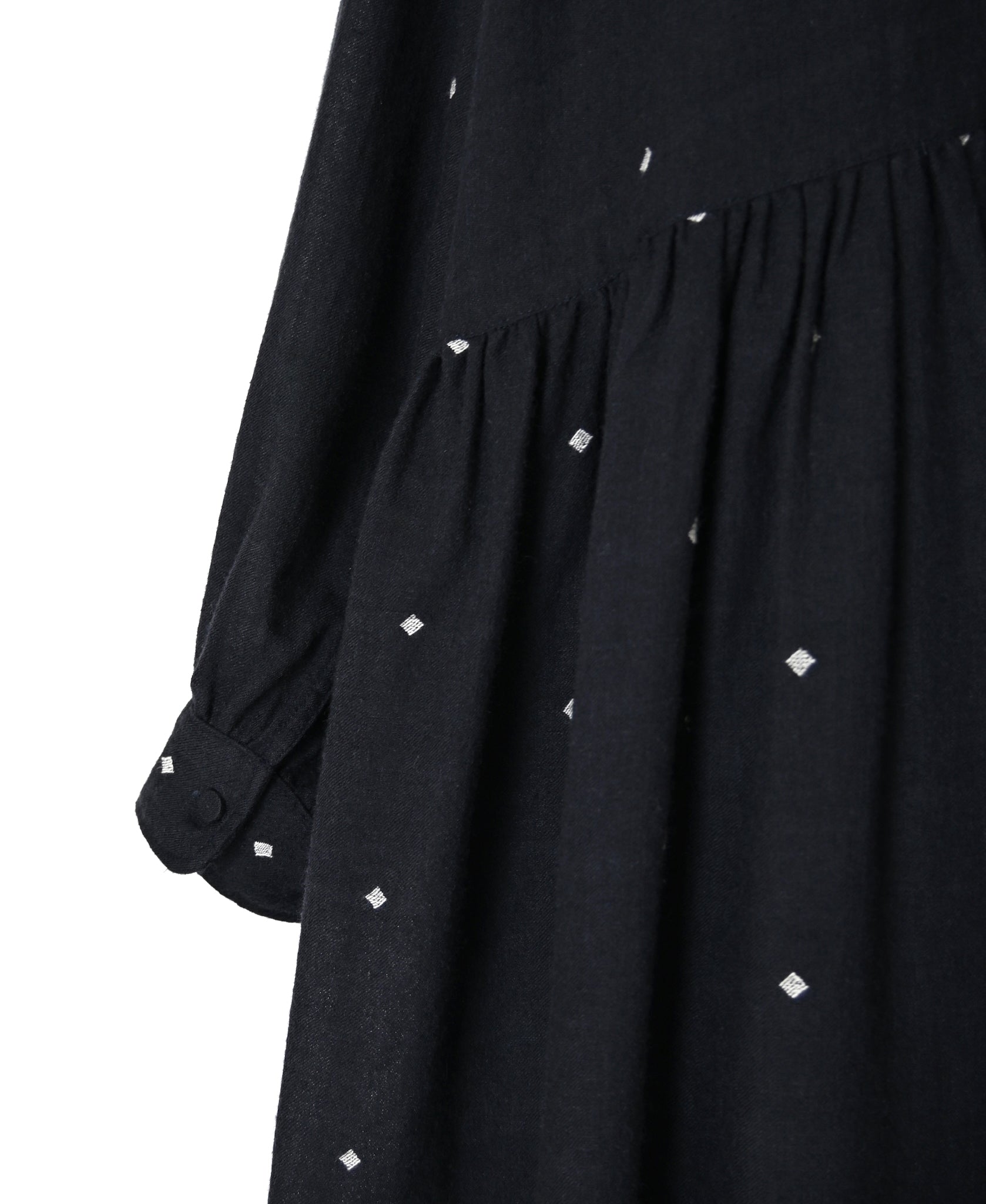 INMDS26763 BOILED WOOL SQUARE JACQUARD GATHERED V-NECK DRESS