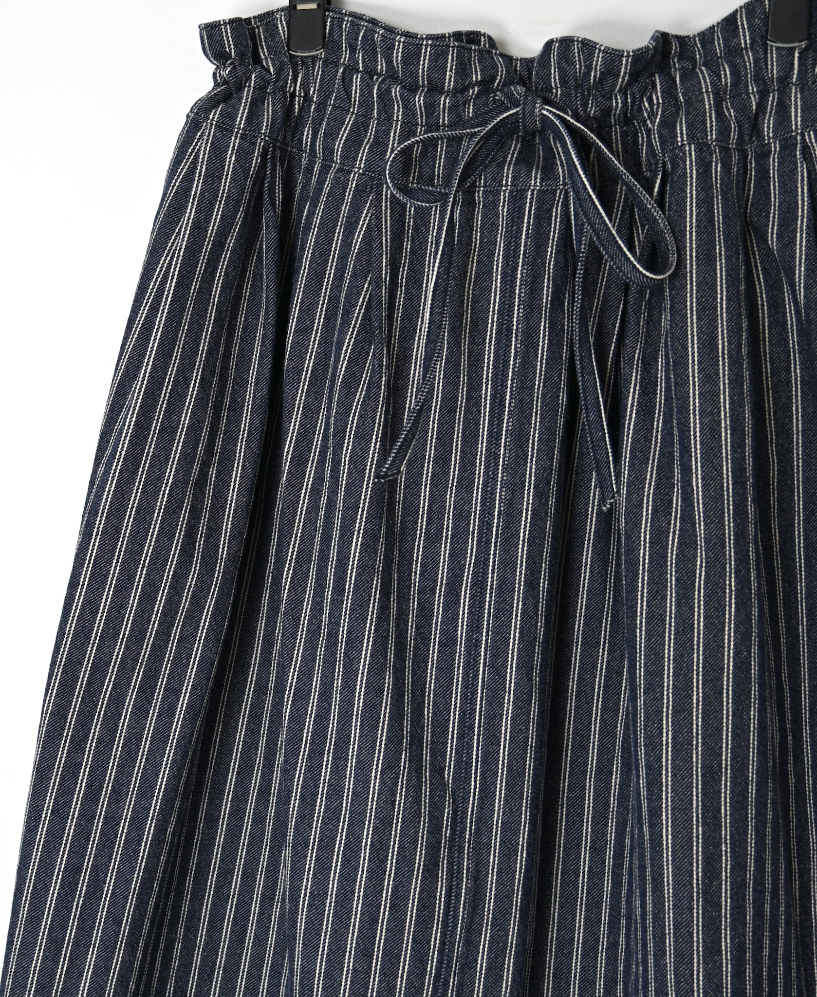 ISNAM2663W YARN DYED INDIGO 2STRIPE WASH PLEATED SKIRT