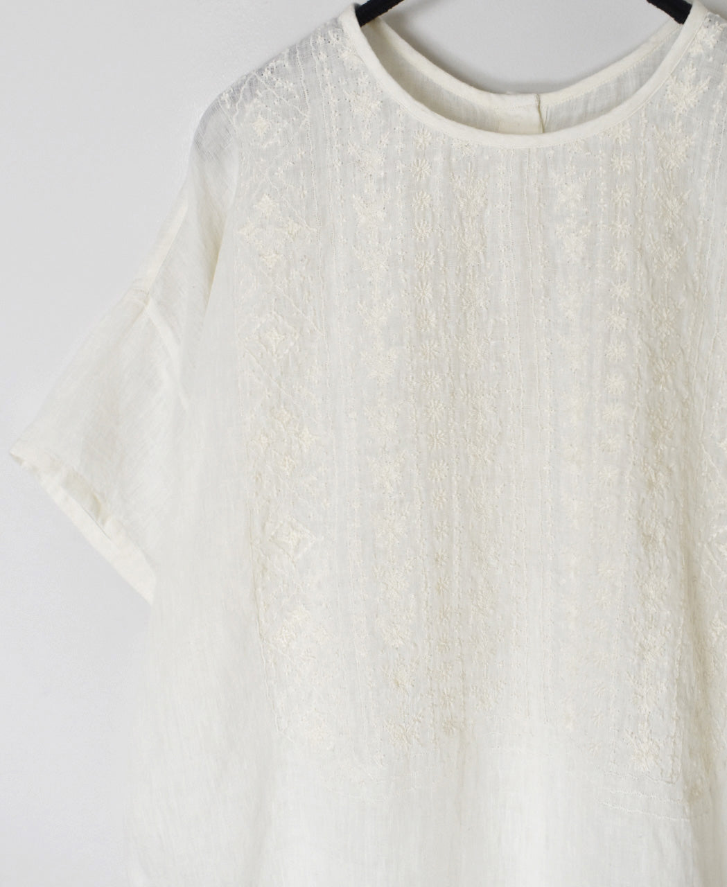 NMDS25242 80s POWER LOOM LINEN PLAIN BACK OPENING CREW-NECK S/SL EMB SHIRT