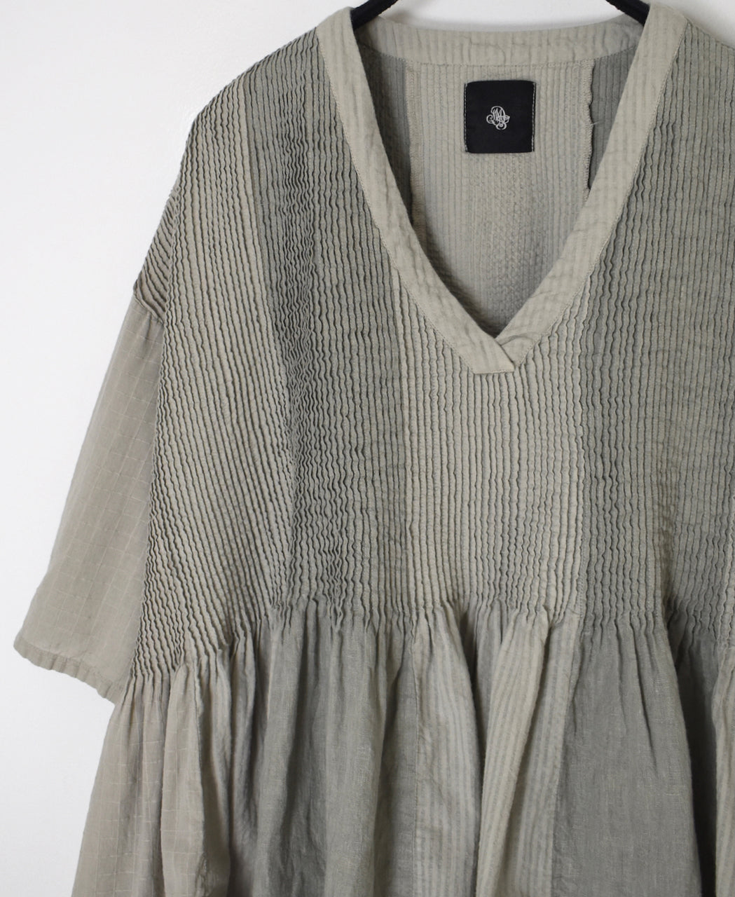 NMDS26262D ORGANIC COTTON/LINEN PATCHWORK OVERDYE V-NECK S/SLEEVE SHIRT WITH MINI PINTUCK