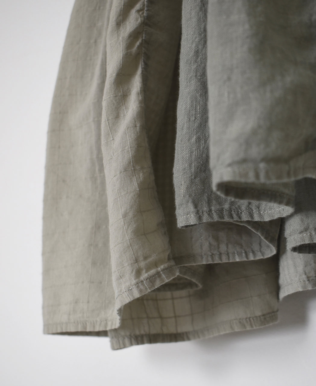 NMDS26262D ORGANIC COTTON/LINEN PATCHWORK OVERDYE V-NECK S/SLEEVE SHIRT WITH MINI PINTUCK