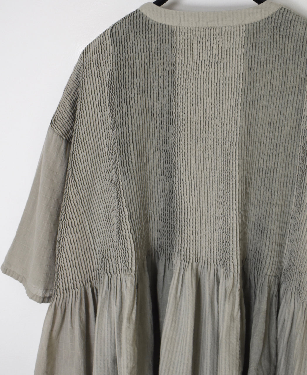 NMDS26262D ORGANIC COTTON/LINEN PATCHWORK OVERDYE V-NECK S/SLEEVE SHIRT WITH MINI PINTUCK