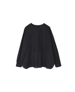 NMDS26522 60s ORGANIC CAMBRIC WITH EMB BACK OPENING CREW NECK PINTUCK & EMB SHIRT