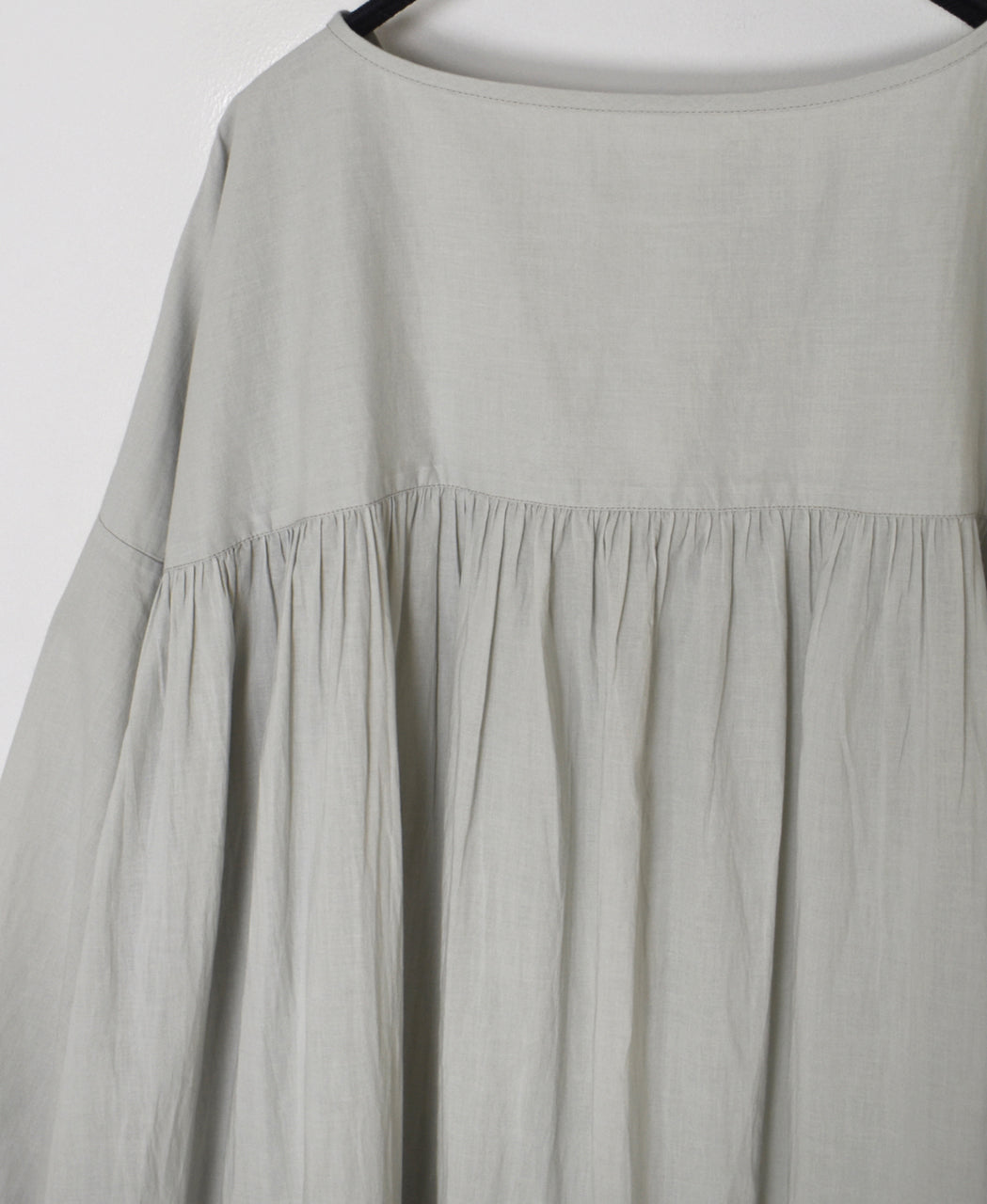NSL26003 60s CAMBRIC PLAIN CREW-NECK BACK SIDE GATHERED DRESS WITH LINING