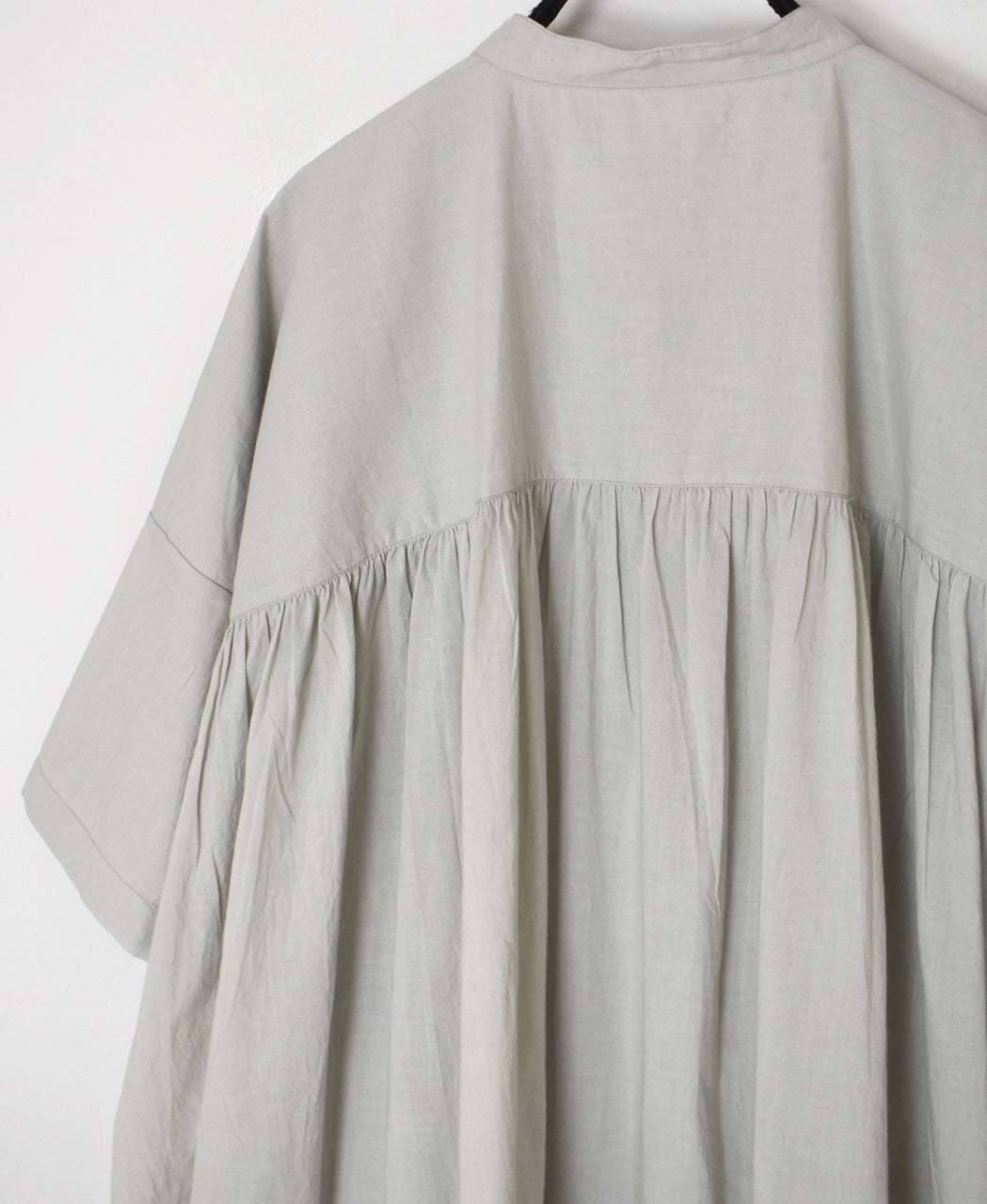 NSL26004 60s CAMBRIC PLAIN BANDED COLLAR BACK SIDE GATHERED DRESS