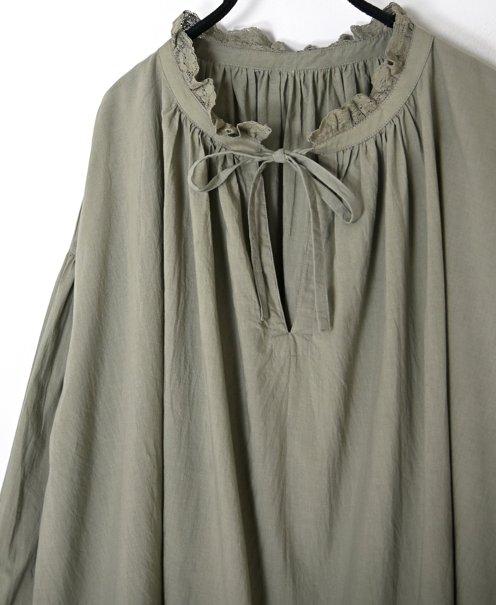 NSL26552 60s COTTON CAMBRIC PLAIN WITH LACE LACE & STRING COLLAR GATHERED SHIRT