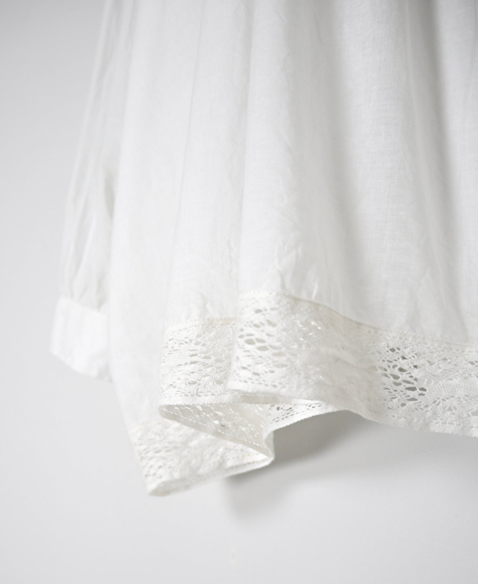 NSL26552 60s COTTON CAMBRIC PLAIN WITH LACE LACE & STRING COLLAR GATHERED SHIRT