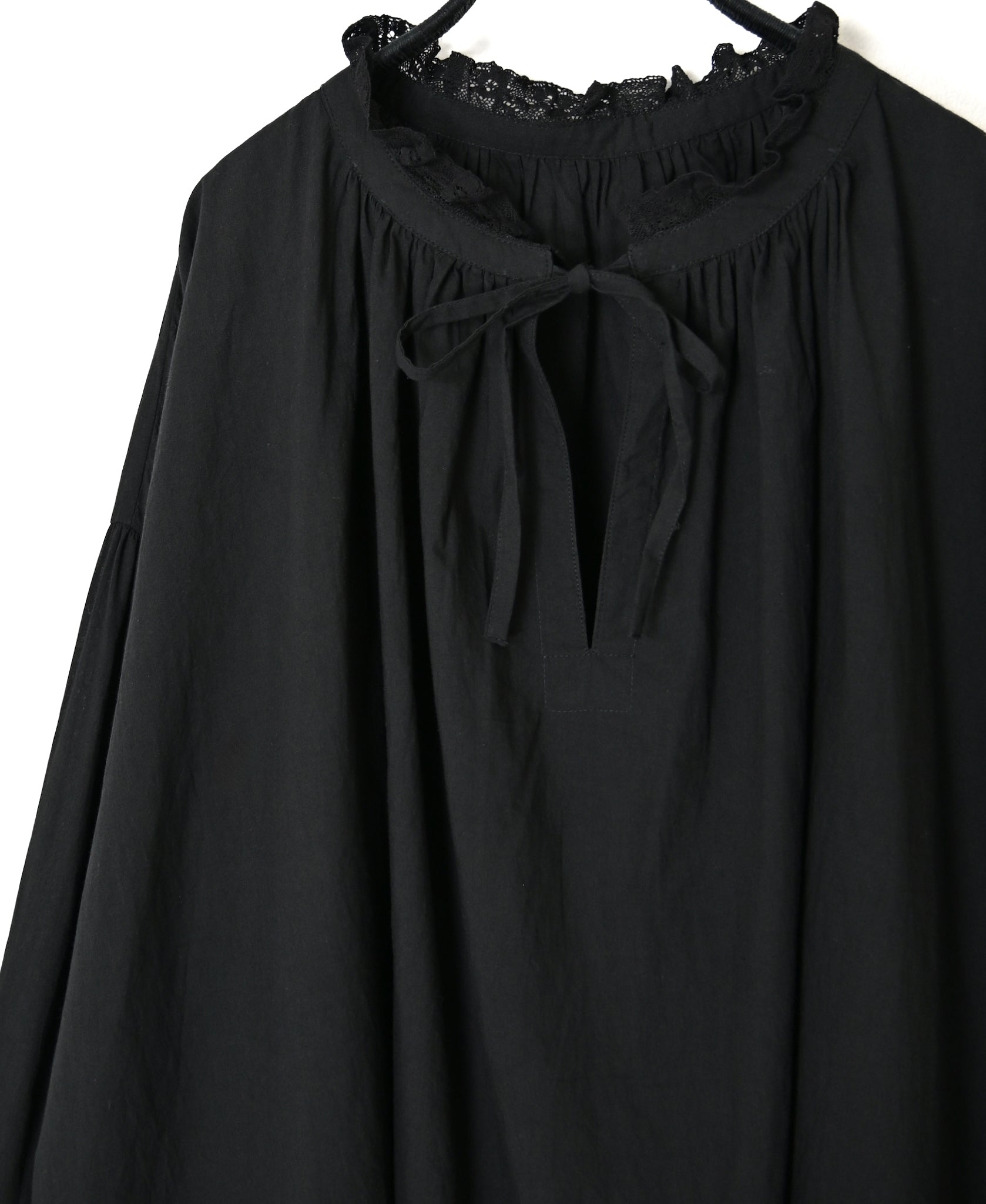 NSL26552 60s COTTON CAMBRIC PLAIN WITH LACE LACE & STRING COLLAR GATHERED SHIRT