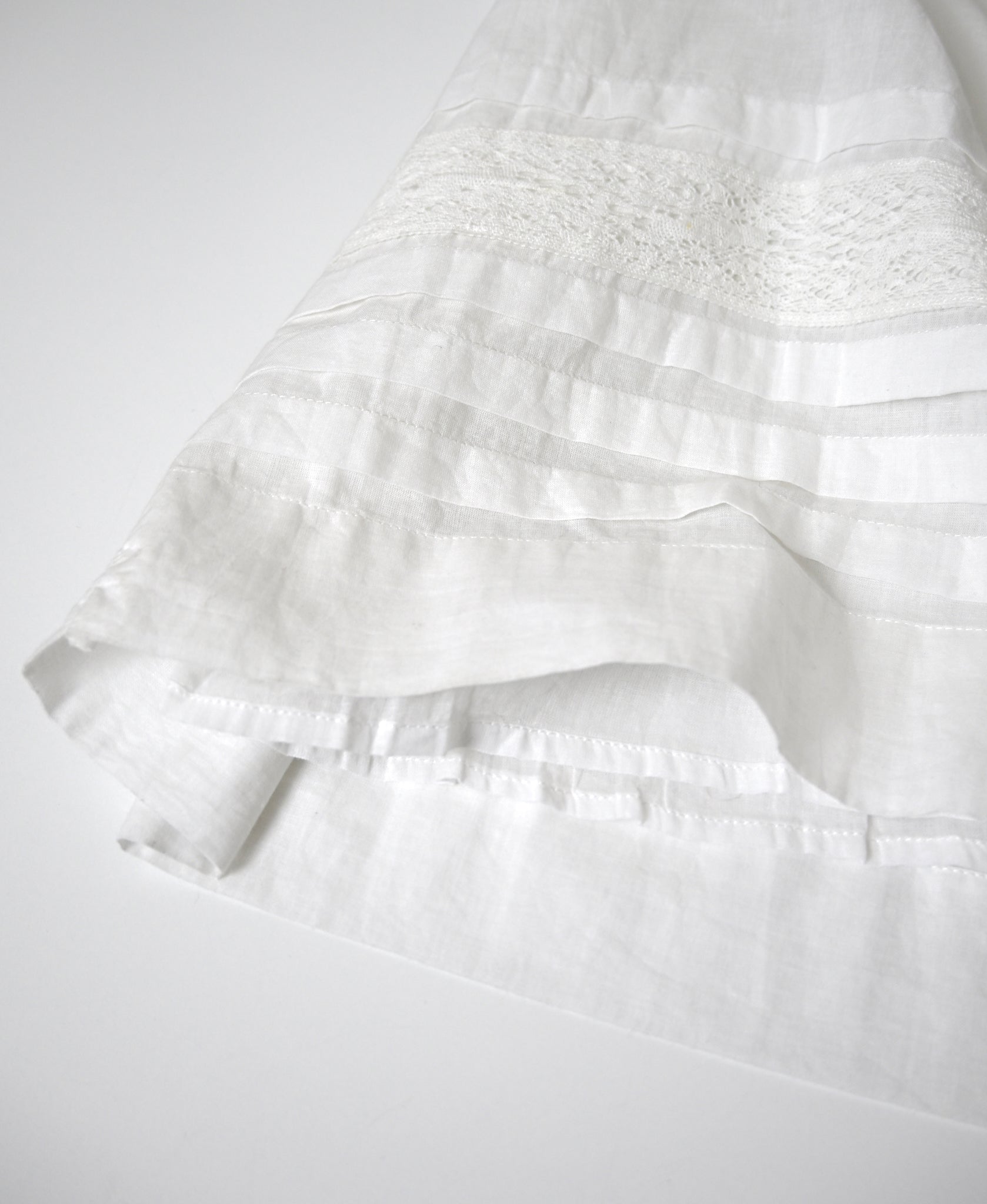 NSL26555 60s COTTON CAMBRIC PLAIN WITH LACE GATHERED SKIRT WITH PLEAT LACE