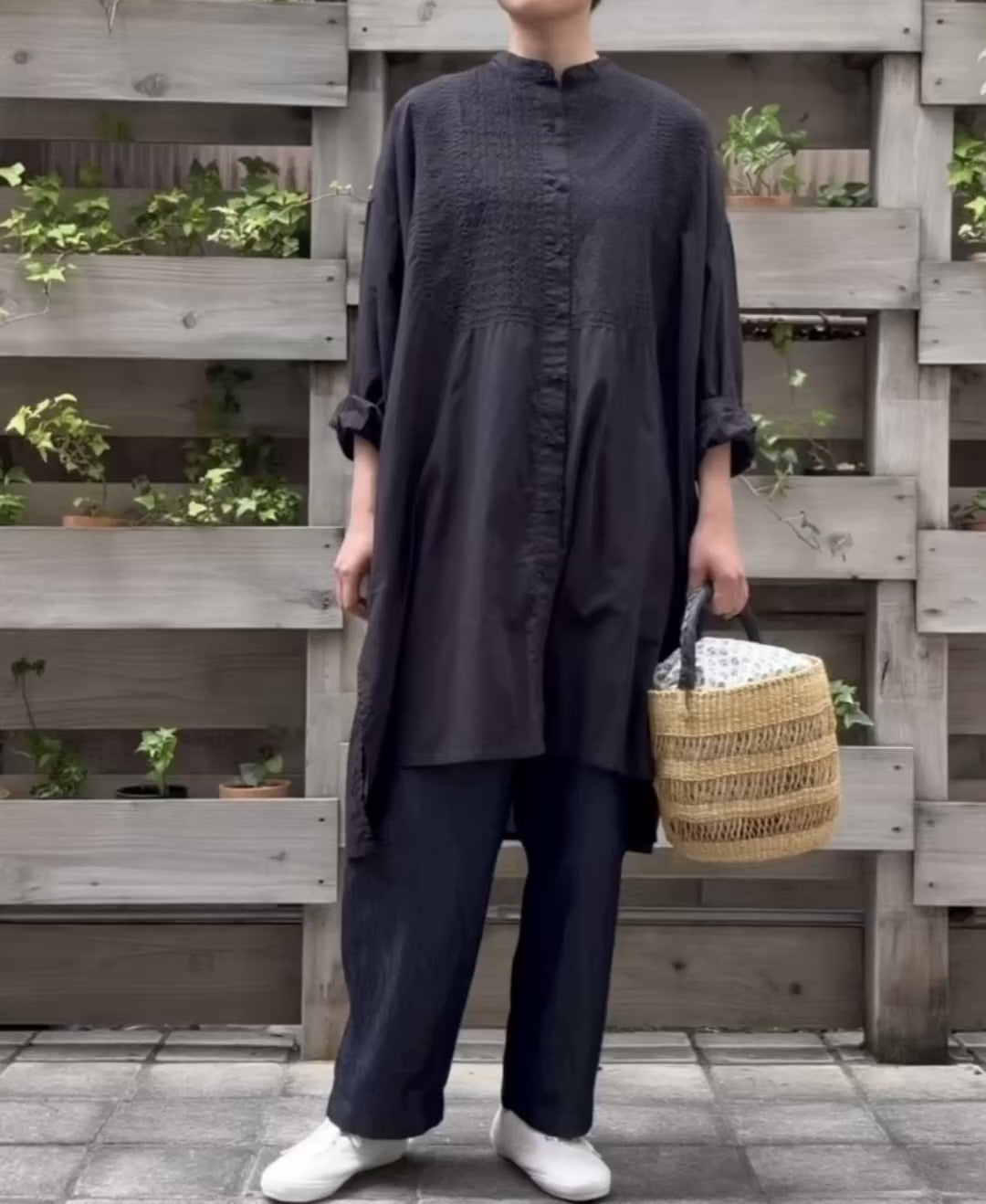 NMDS26524 60s ORGANIC CAMBRIC WITH EMB BANDED COLLAR MAXI SHIRT