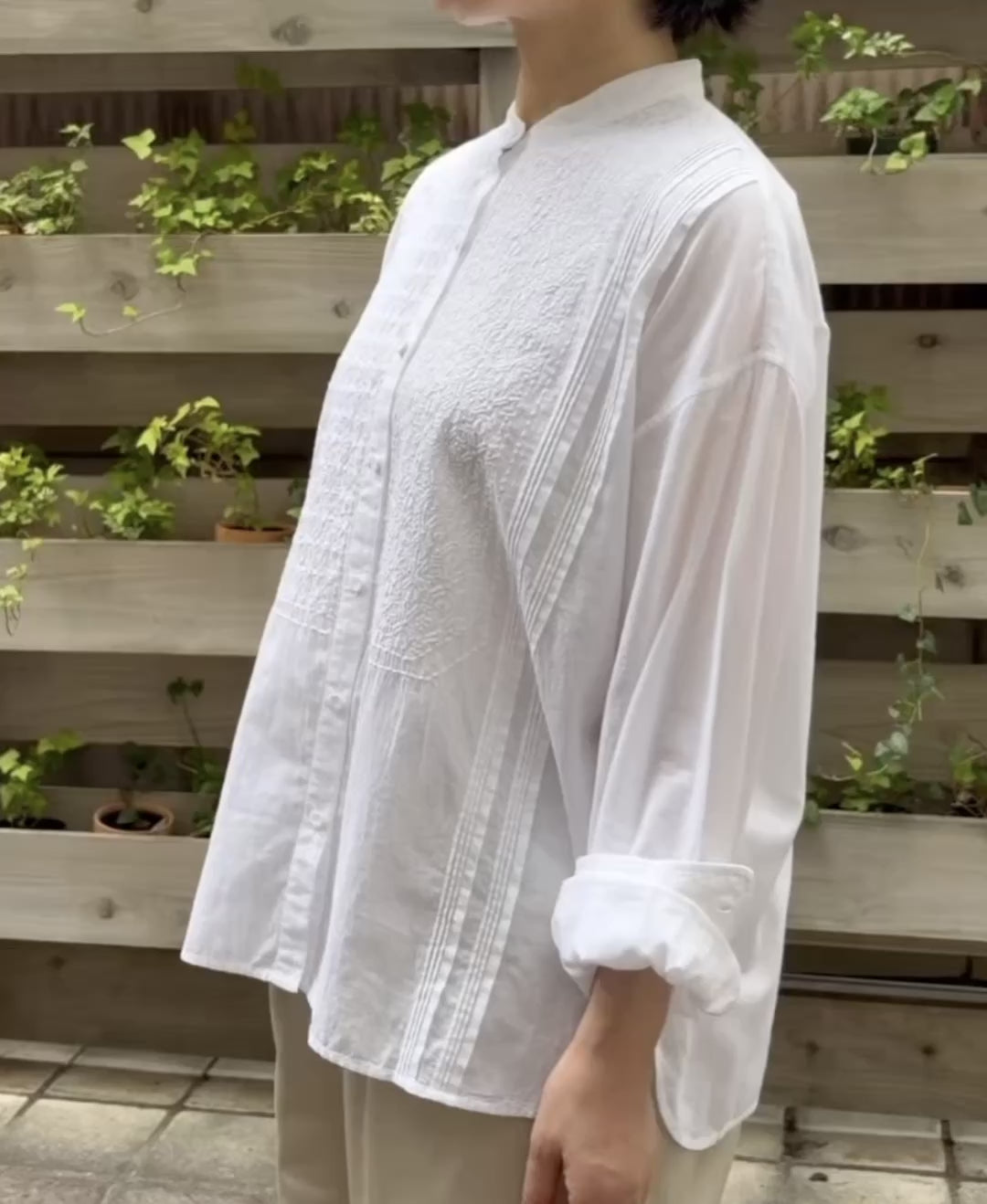 NMDS26521 60s ORGANIC CAMBRIC WITH EMB BANDED COLLAR PINTUCK & EMB SHIRT